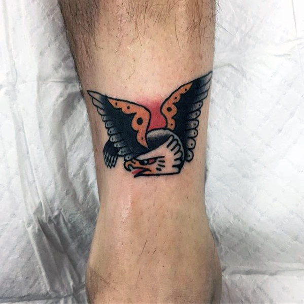 tatuaje tradicional pajaro para hombre 30