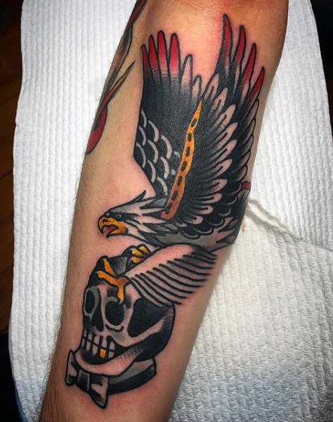 tatuaje tradicional pajaro para hombre 31