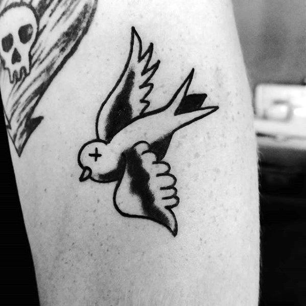tatuaje tradicional pajaro para hombre 32