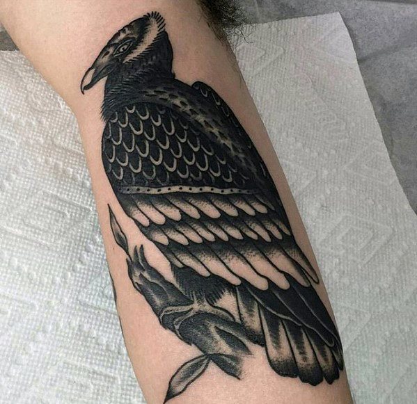 tatuaje tradicional pajaro para hombre 35