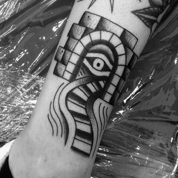 tatuaje tradicional simple para hombre 19