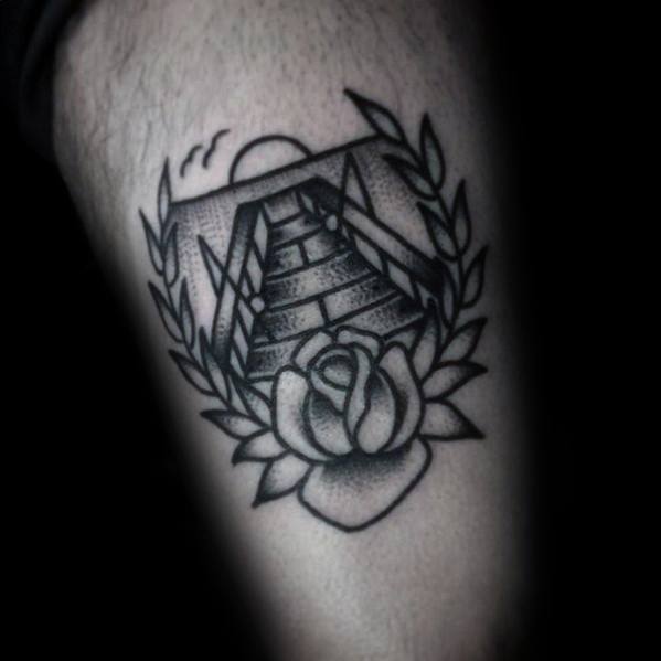 tatuaje tradicional simple para hombre 25