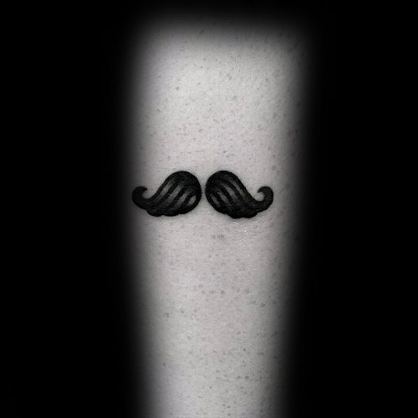 tatuaje tradicional simple para hombre 36