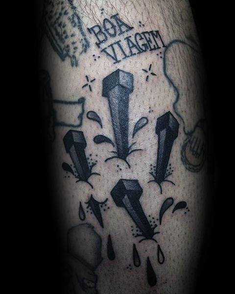 tatuaje tradicional simple para hombre 37
