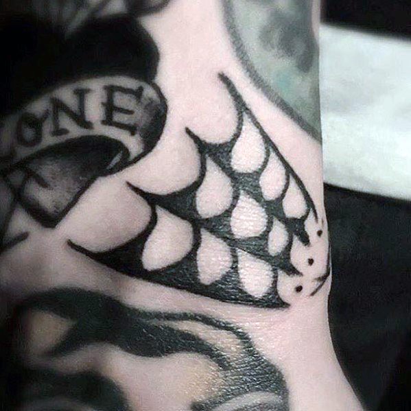 tatuaje tradicional simple para hombre 38