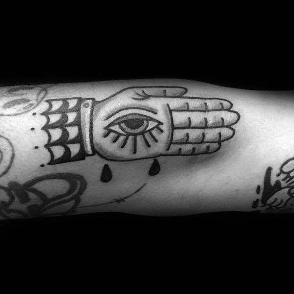 tatuaje tradicional simple para hombre 39