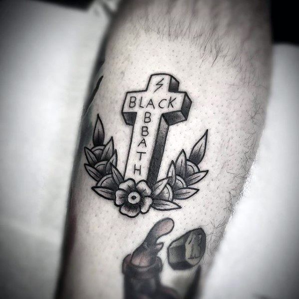 tatuaje tradicional simple para hombre 45