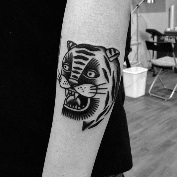 tatuaje tradicional simple para hombre 48