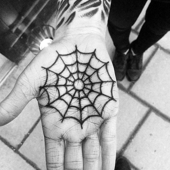 pequeno tatuaje creativo para hombre 09