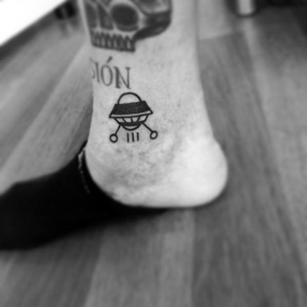 pequeno tatuaje creativo para hombre 15