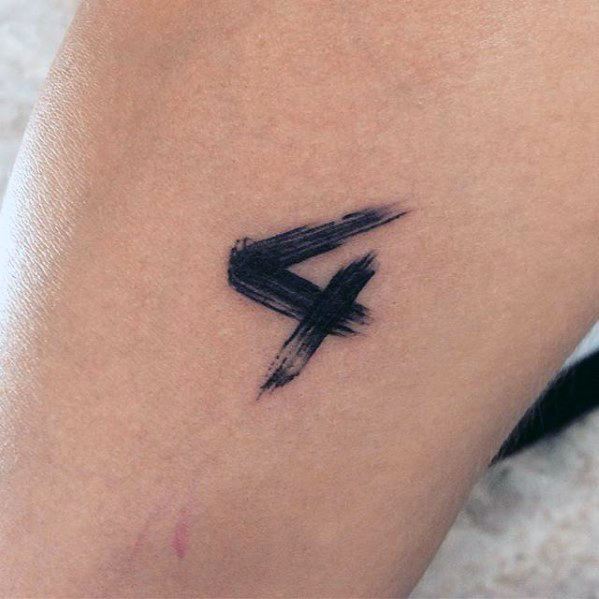 pequeno tatuaje creativo para hombre 17
