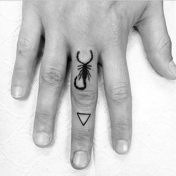 pequeno tatuaje creativo para hombre 28