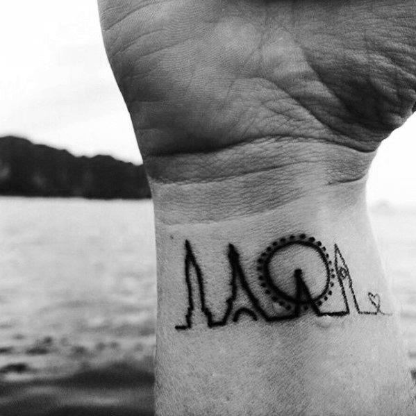 pequeno tatuaje creativo para hombre 34