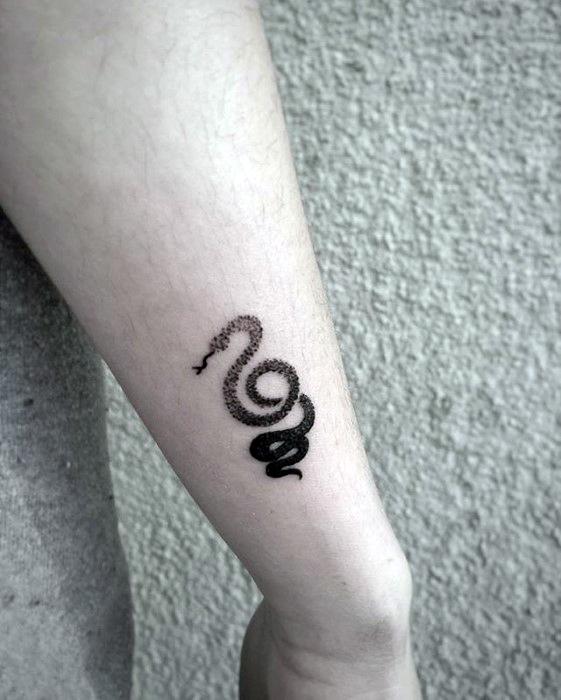 pequeno tatuaje creativo para hombre 38