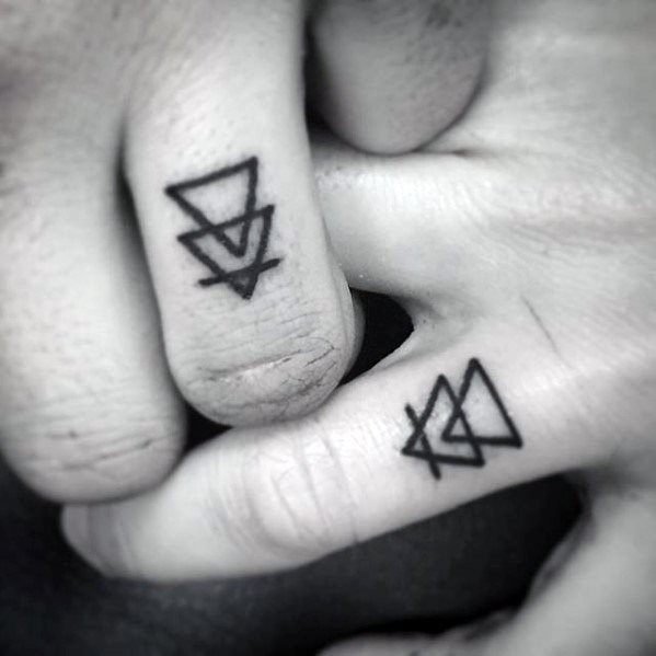 pequeno tatuaje creativo para hombre 41