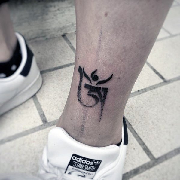 pequeno tatuaje creativo para hombre 44
