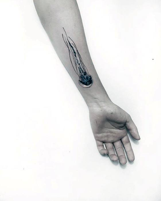 pequeno tatuaje detallado para hombre 08