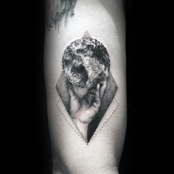 pequeno tatuaje detallado para hombre 10