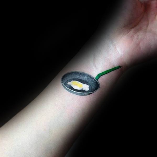 pequeno tatuaje detallado para hombre 11