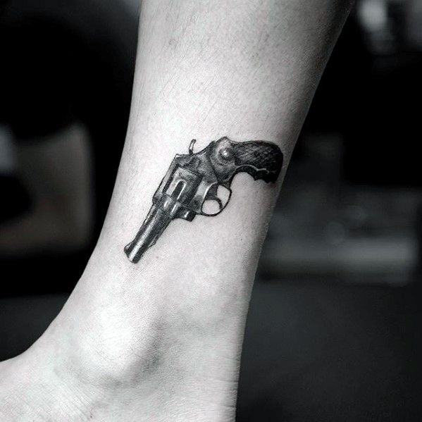 pequeno tatuaje detallado para hombre 13