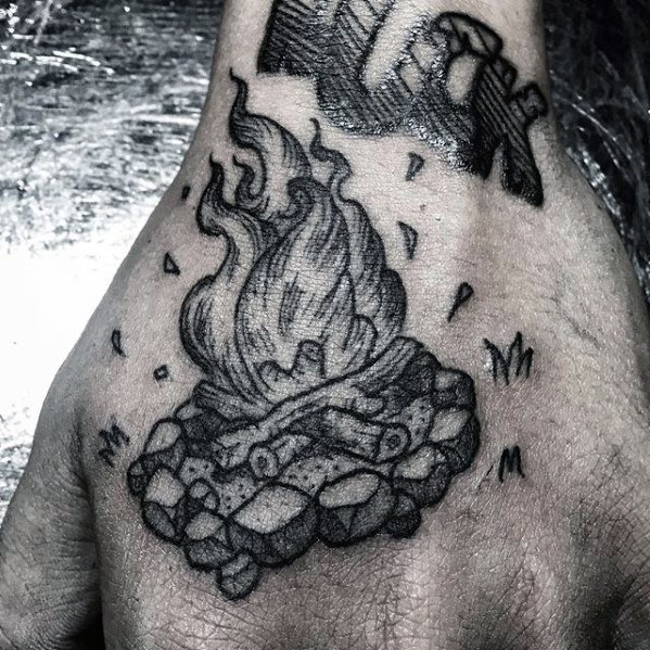 pequeno tatuaje detallado para hombre 14