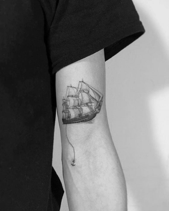 pequeno tatuaje detallado para hombre 17