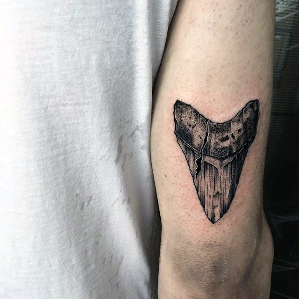 pequeno tatuaje detallado para hombre 18