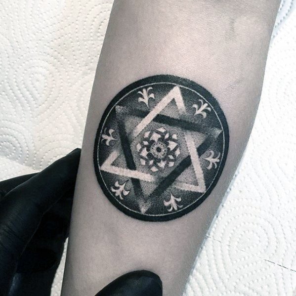 pequeno tatuaje detallado para hombre 21