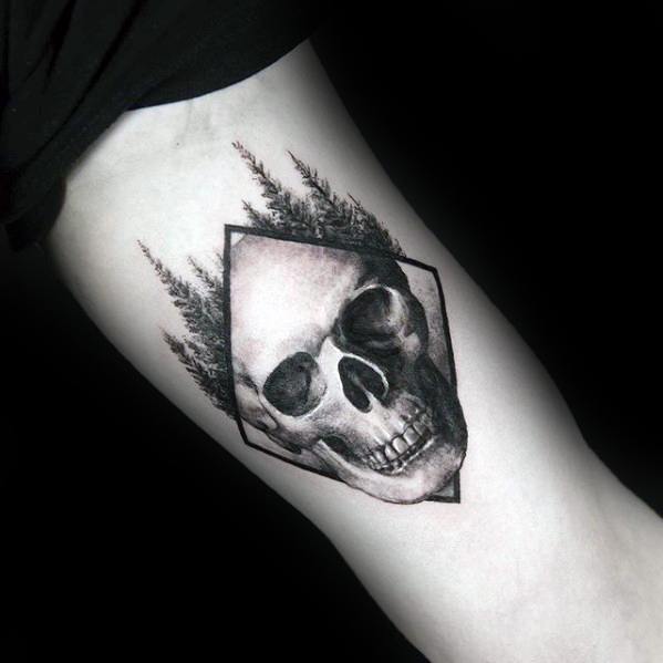 pequeno tatuaje detallado para hombre 29