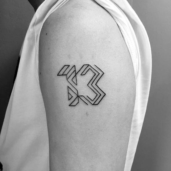 pequeno tatuaje geometrico para hombre 21