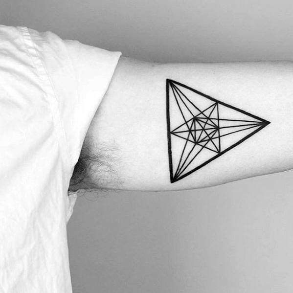 pequeno tatuaje geometrico para hombre 23