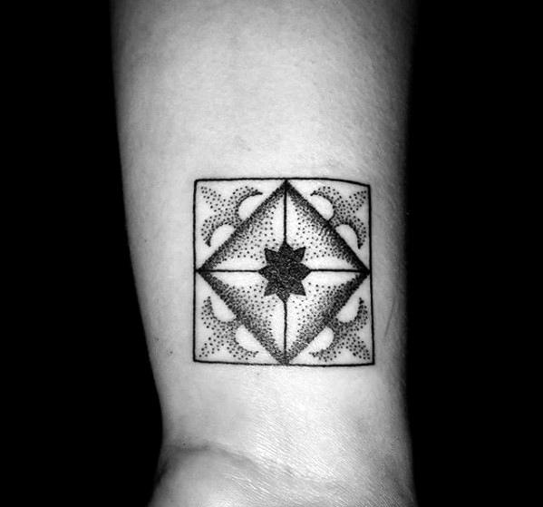 pequeno tatuaje geometrico para hombre 25
