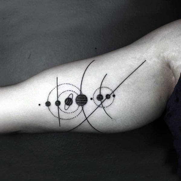 pequeno tatuaje geometrico para hombre 27