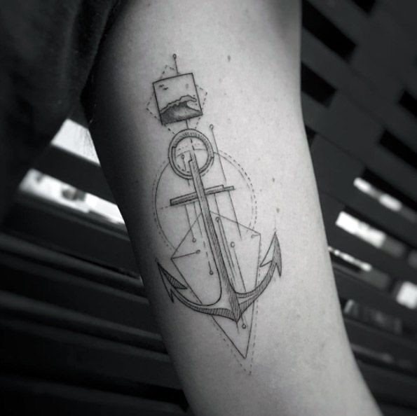 pequeno tatuaje geometrico para hombre 31