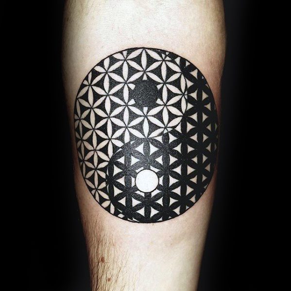 pequeno tatuaje geometrico para hombre 39