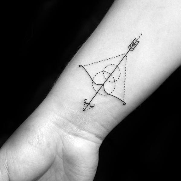 pequeno tatuaje geometrico para hombre 41