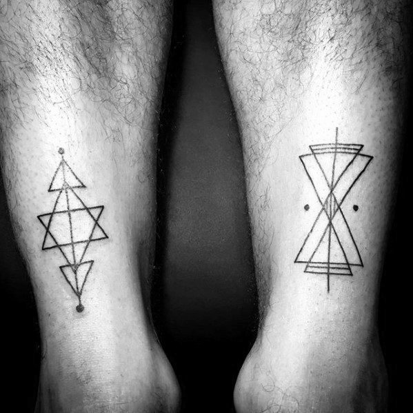 pequeno tatuaje geometrico para hombre 44