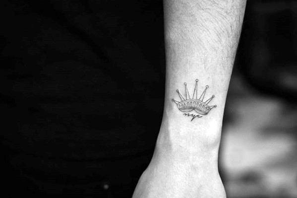 pequeno tatuaje masculino 17