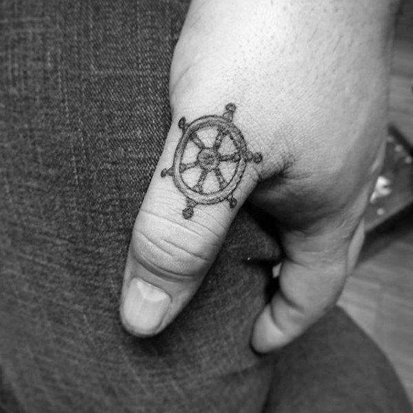 pequeno tatuaje masculino 23