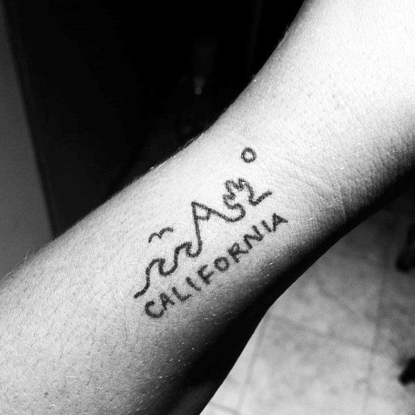 pequeno tatuaje minimalista para hombre 01