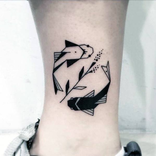 pequeno tatuaje minimalista para hombre 05
