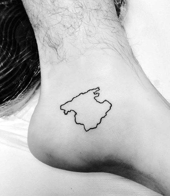 pequeno tatuaje minimalista para hombre 06