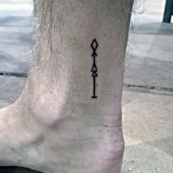pequeno tatuaje minimalista para hombre 09