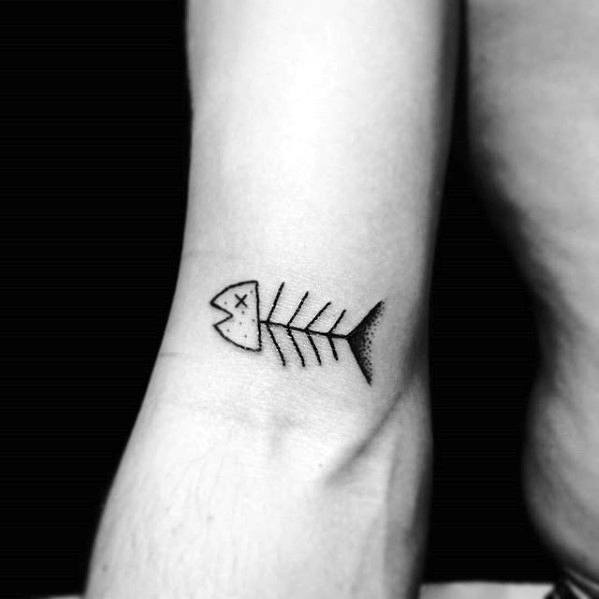 pequeno tatuaje minimalista para hombre 10