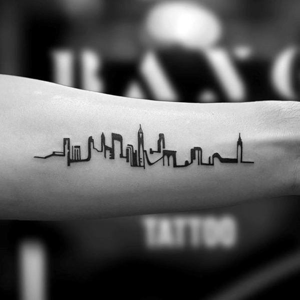 pequeno tatuaje minimalista para hombre 14