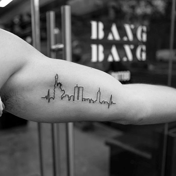 pequeno tatuaje minimalista para hombre 16