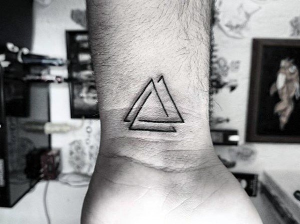 pequeno tatuaje minimalista para hombre 22