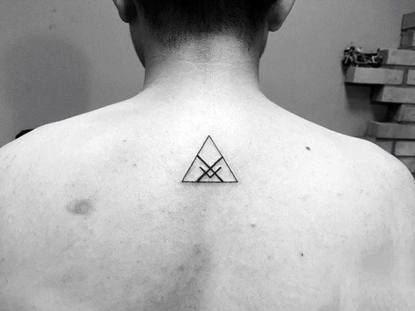 pequeno tatuaje minimalista para hombre 28