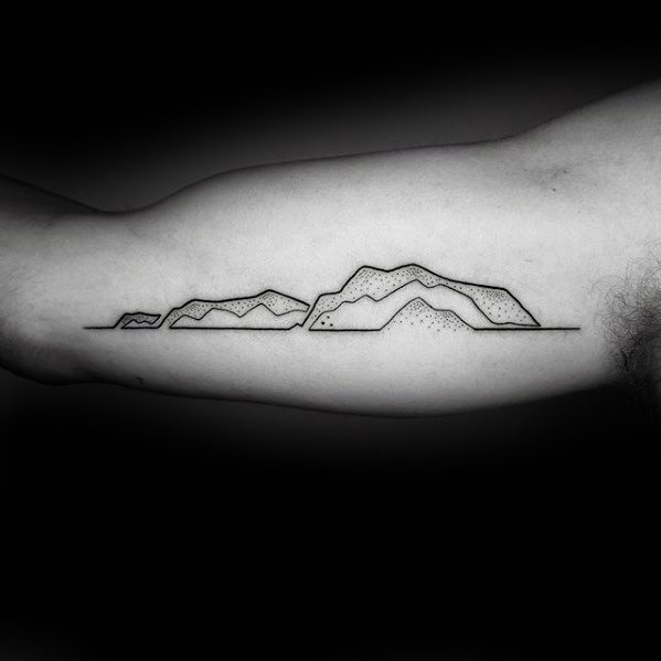pequeno tatuaje minimalista para hombre 32