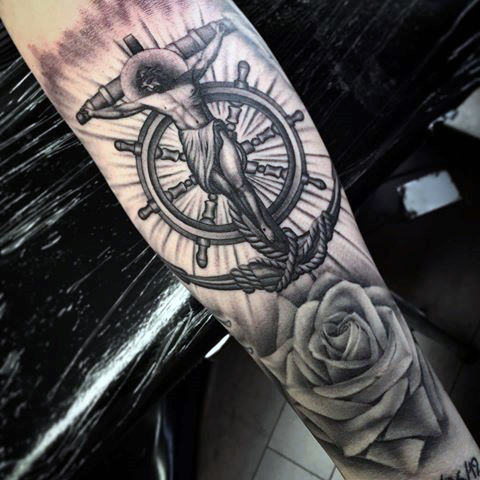 tatuaje ancla con cruz para hombre 03